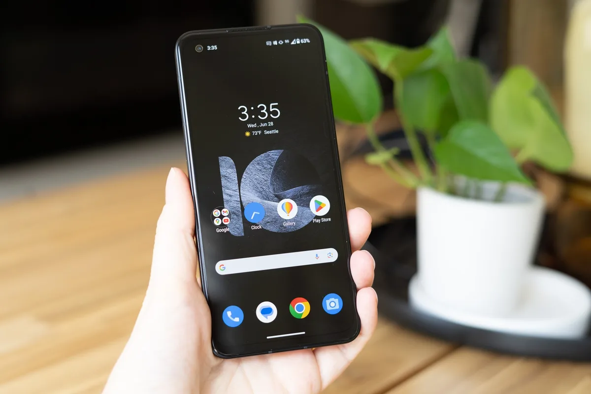 Asus Zenfone 10 side view