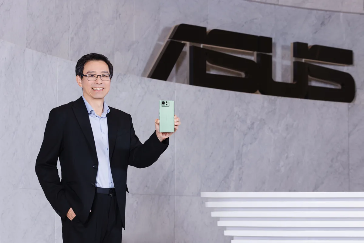 Asus Zenfone 12 Ultra design view