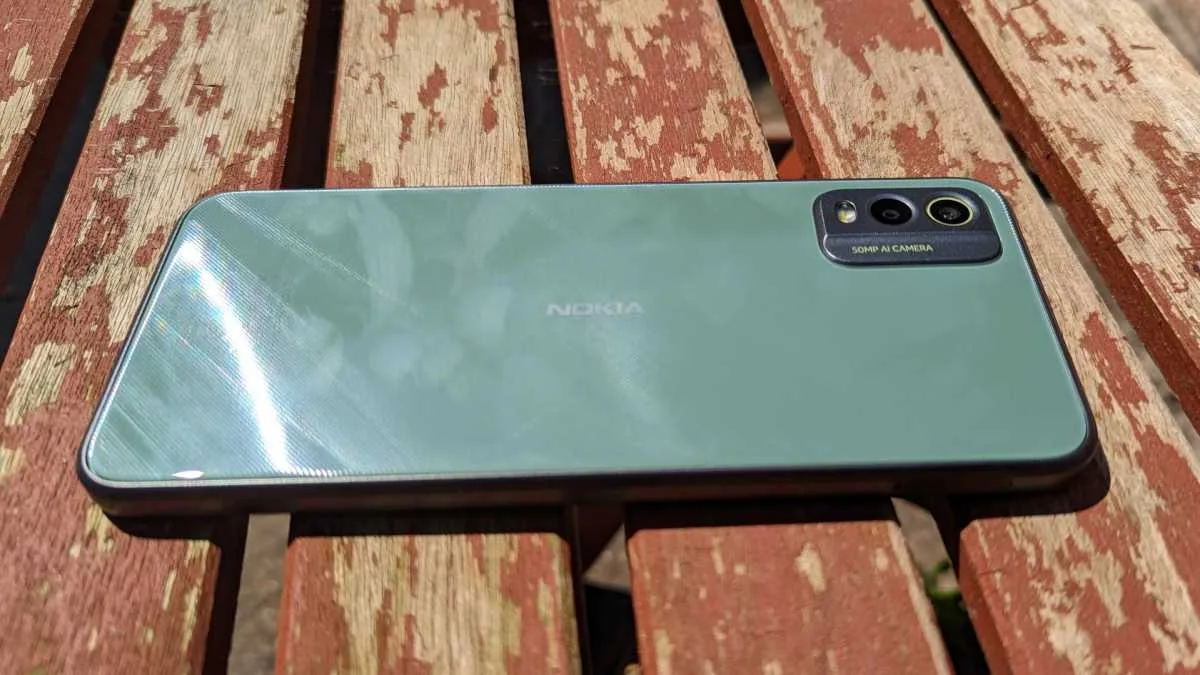 Nokia C32 back view