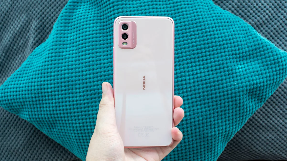 Nokia C32 side view